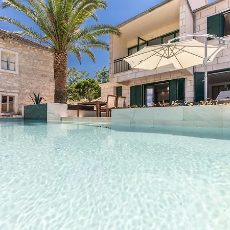 Apartman Holiday House With A Pool