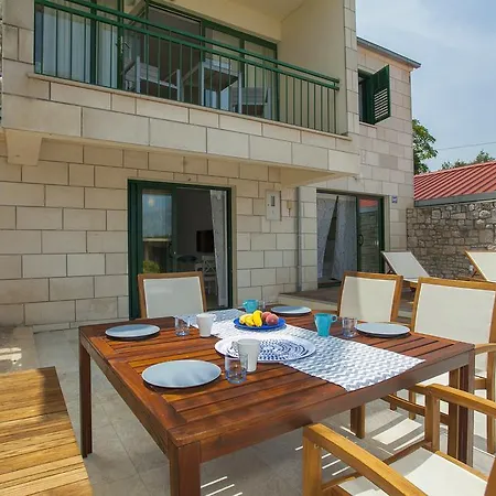 Apartman Holiday House With A Pool Lumbarda