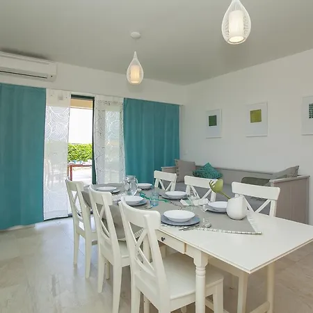 Apartman Holiday House With A Pool
