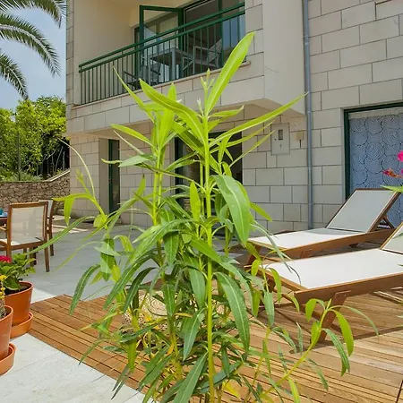 Apartman Holiday House With A Pool