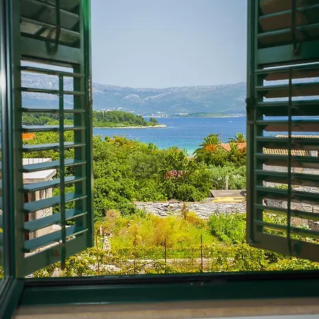 Apartman Holiday House With A Pool