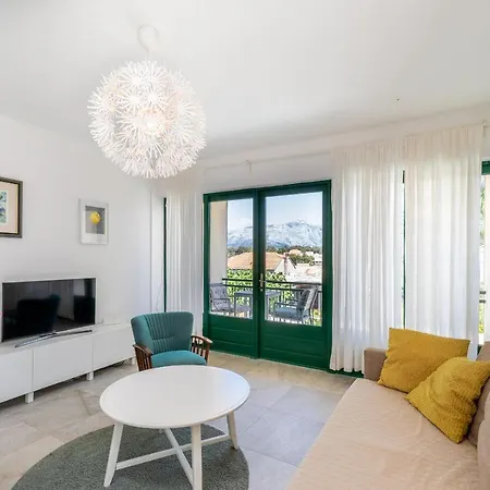Apartament Holiday House With A Pool