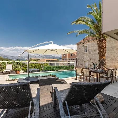Apartament Holiday House With A Pool