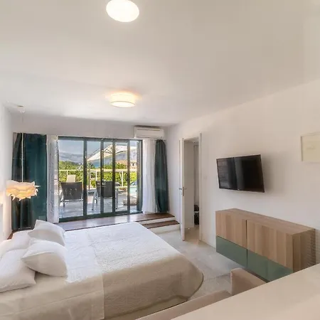 Apartament Holiday House With A Pool