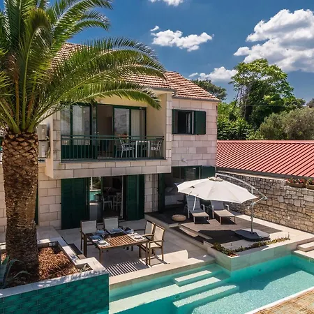 Apartament Holiday House With A Pool *