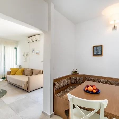 Holiday House With A Pool Apartament