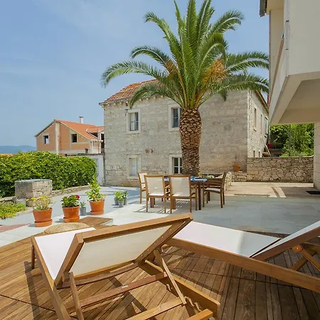 Apartament Holiday House With A Pool