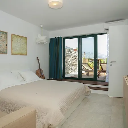 Apartament Holiday House With A Pool