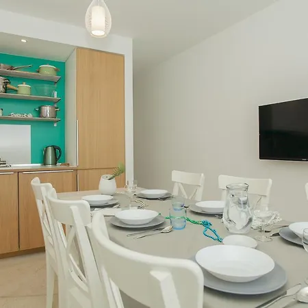 Apartament Holiday House With A Pool