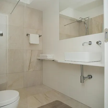 Apartament Holiday House With A Pool