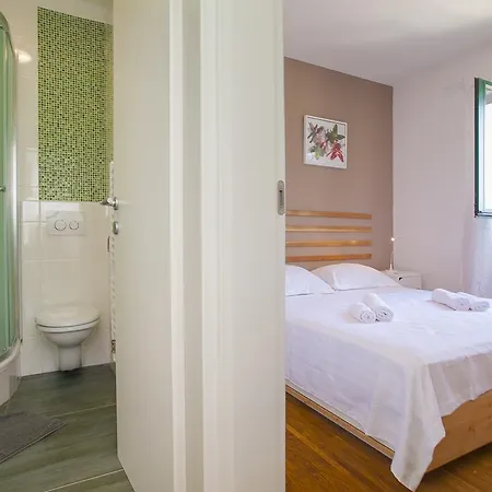 Apartament Holiday House With A Pool